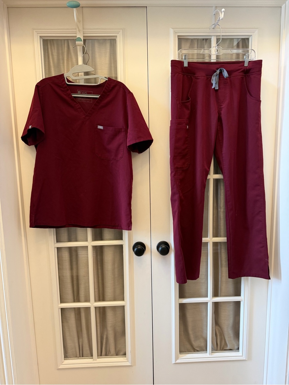 MEDIUM/LARGE Burgundy Women’s Figs Set w/ Cargo Pants EUC